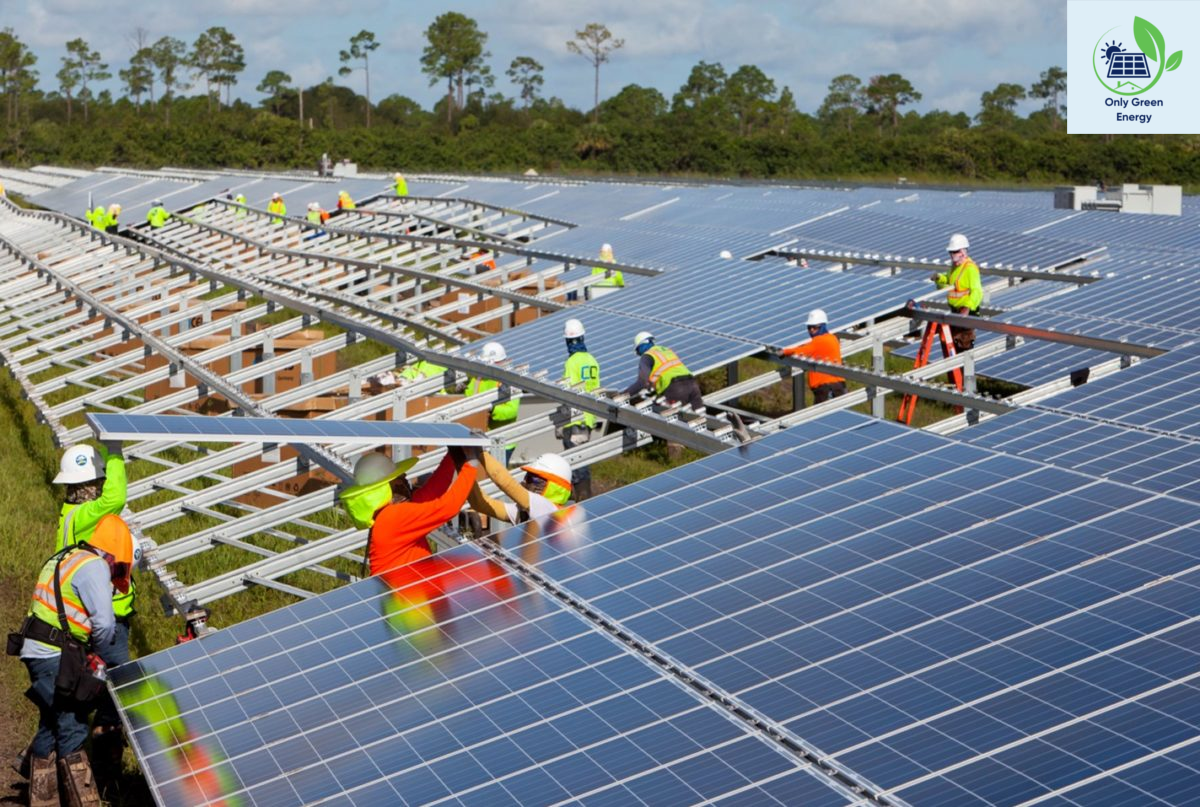 Técnicos instalando paneles solares en el tejado de una nave industrial.