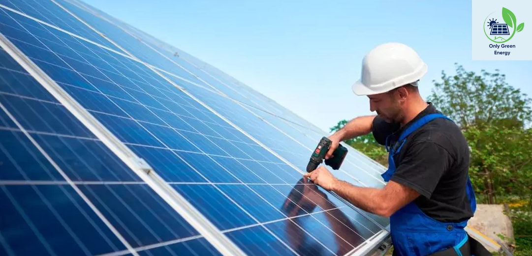 Técnicos instalando paneles solares en el tejado de una nave industrial.