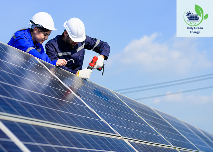 Técnicos instalando paneles solares en el tejado de una nave industrial.
