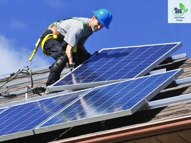 Only Green Energy Especialistas en Alquiler de Tejados y Cubiertas de Naves Industriales. Instaladores trabajando en sistema solar fotovoltaico Técnicos instalando paneles solares en el tejado de una nave industrial.