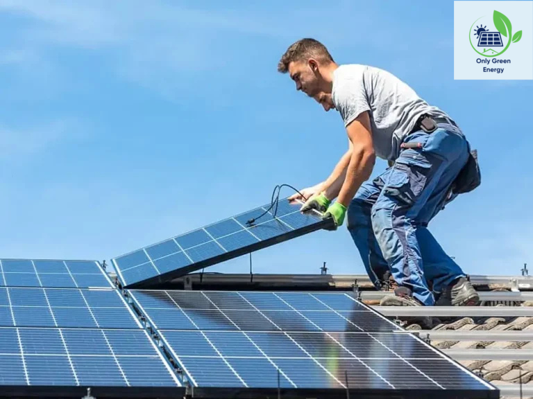 Only Green Energy Especialistas en Alquiler de Tejados y Cubiertas de Naves Industriales. Instaladores trabajando en sistema solar fotovoltaico Técnicos instalando paneles solares en el tejado de una nave industrial.