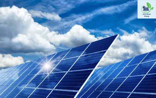 Vista aérea de una nave industrial con paneles solares instalados en el tejado.